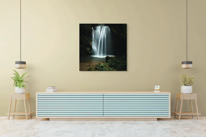 Tablou Canvas, "Căderea misterioasă a apei în pădure", Cascadă, Apă, Pădure, Roci, Vegetație, 100 x 100 cm – poza 5