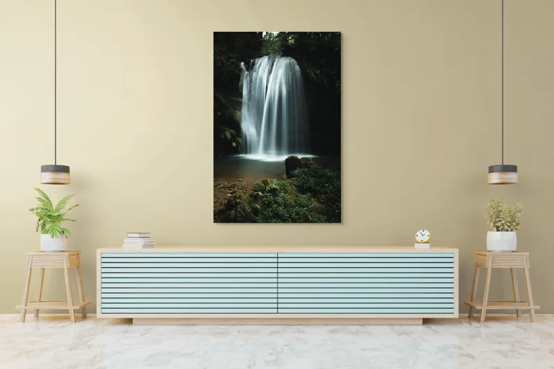 Tablou Canvas, "Căderea misterioasă a apei în pădure", Cascadă, Apă, Pădure, Roci, Vegetație, 100 x 150 cm – poza 4