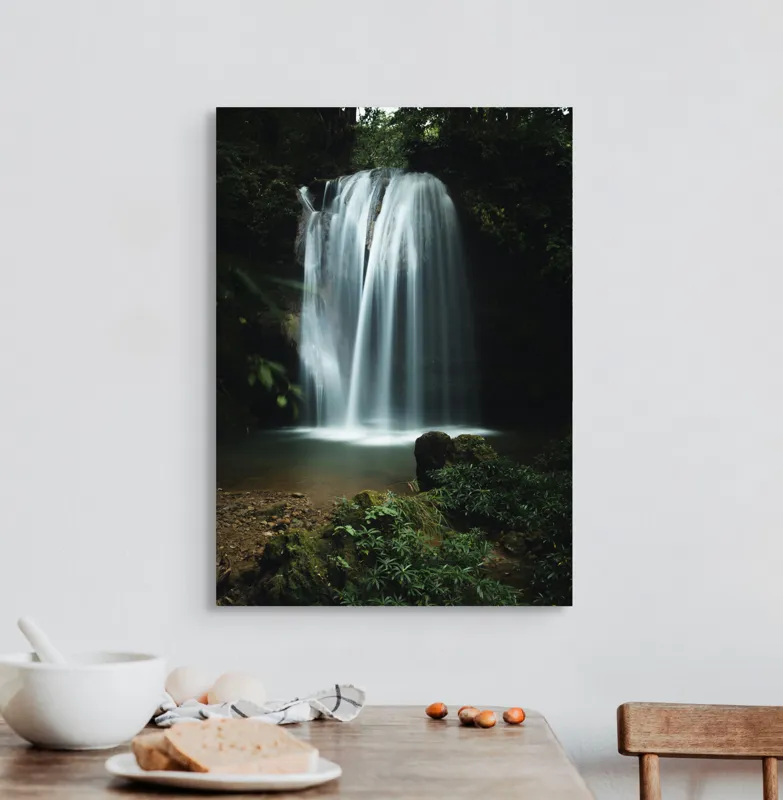 Tablou Canvas, "Căderea misterioasă a apei în pădure", Cascadă, Apă, Pădure, Roci, Vegetație, 50 x 70 cm – poza 3