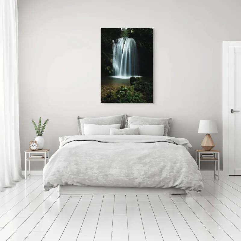 Tablou Canvas, "Căderea misterioasă a apei în pădure", Cascadă, Apă, Pădure, Roci, Vegetație, 70 x 100 cm – poza 3