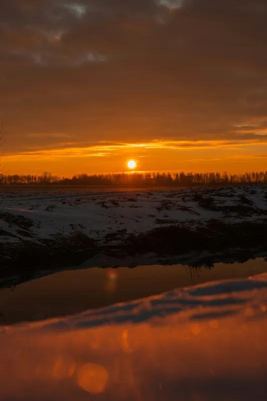 Tablou Canvas, "Apus de soare în iarnă liniștită", Apus, Cer, Nori, Zăpadă, Reflecție, Orizont, Lumină, 26 x 39 cm – poza 2