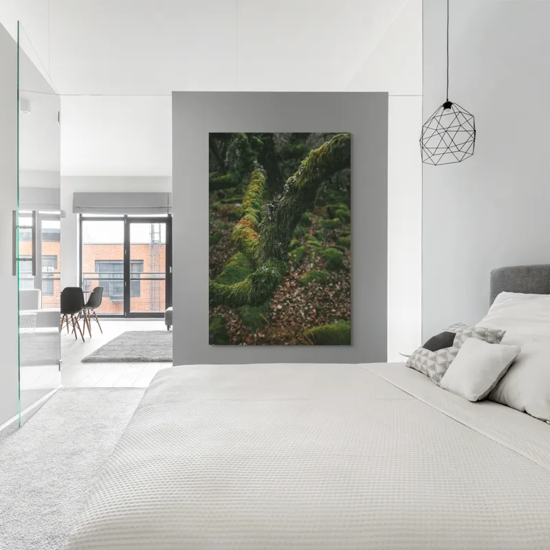 Tablou Canvas, "Pădurea ascunsă sub mantia verde", Copac, Mușchi, Natură, Verde, Textură, Pământ, Frunze, Rămurele, Organic, Pădure, 100 x 150 cm – poza 5