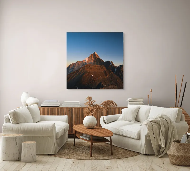 Tablou Canvas, "În lumina apusului muntele singuratic", Munți, Apus, Vârf, Cer, Stânci, Lumină, Peisaj, Înalt, Natură, Dramatic, 100 x 100 cm – poza 3