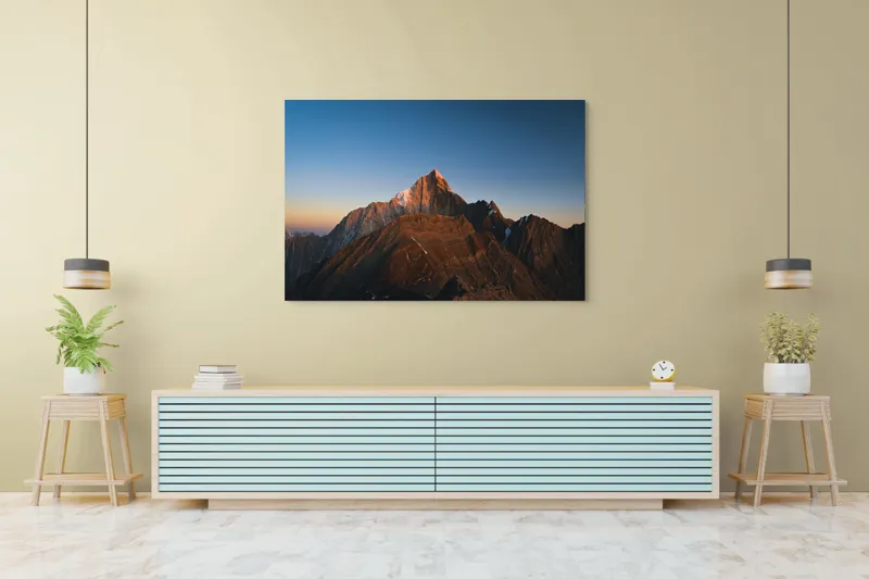 Tablou Canvas, "În lumina apusului muntele singuratic", Munți, Apus, Vârf, Cer, Stânci, Lumină, Peisaj, Înalt, Natură, Dramatic, 150 x 100 cm – poza 6