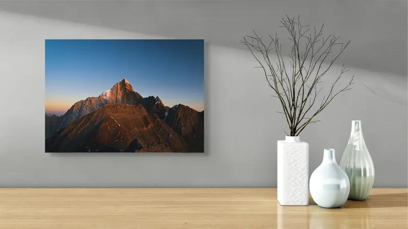 Tablou Canvas, "În lumina apusului muntele singuratic", Munți, Apus, Vârf, Cer, Stânci, Lumină, Peisaj, Înalt, Natură, Dramatic, 54 x 39 cm – poza 3