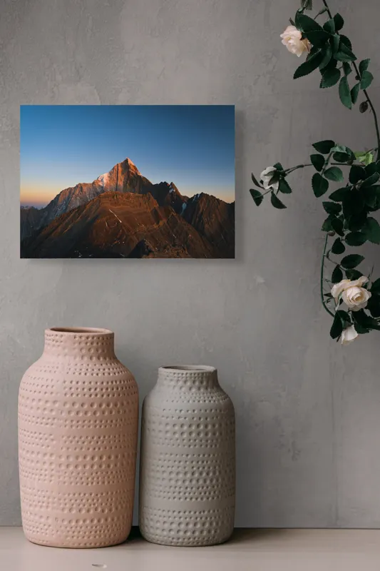Tablou Canvas, "În lumina apusului muntele singuratic", Munți, Apus, Vârf, Cer, Stânci, Lumină, Peisaj, Înalt, Natură, Dramatic, 54 x 39 cm – poza 8