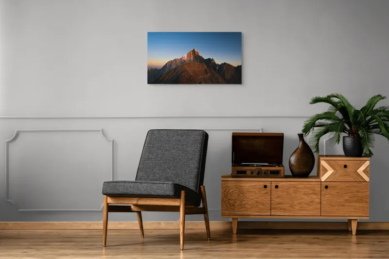 Tablou Canvas, "În lumina apusului muntele singuratic", Munți, Apus, Vârf, Cer, Stânci, Lumină, Peisaj, Înalt, Natură, Dramatic, 90 x 50 cm – poza 6