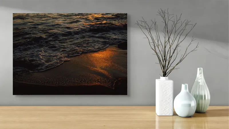 Tablou Canvas, "Liniștea apusului pe plajă", Apus, Valuri, Reflexii, Aurii, Liniște, Plajă, Mister, Serenitate, 70 x 50 cm – poza 3