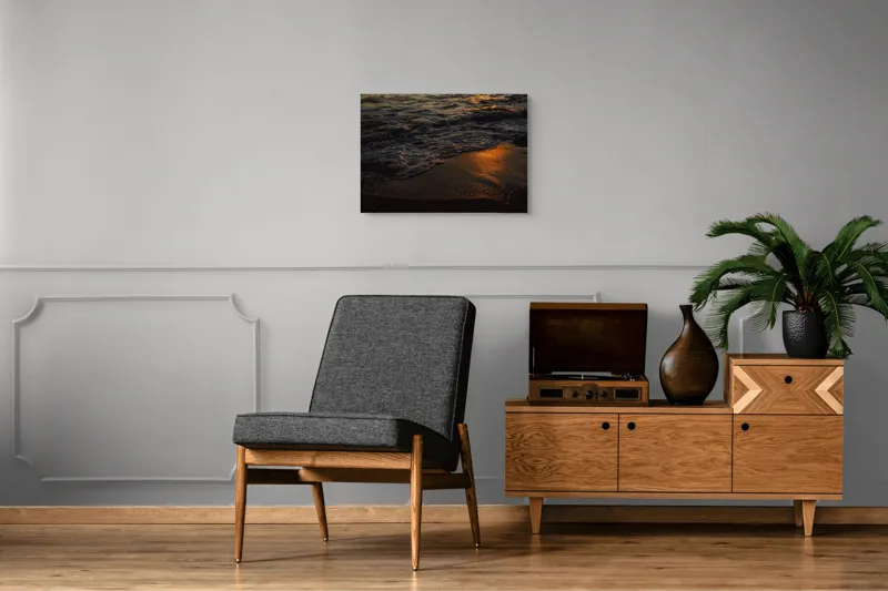 Tablou Canvas, "Liniștea apusului pe plajă", Apus, Valuri, Reflexii, Aurii, Liniște, Plajă, Mister, Serenitate, 70 x 50 cm – poza 4
