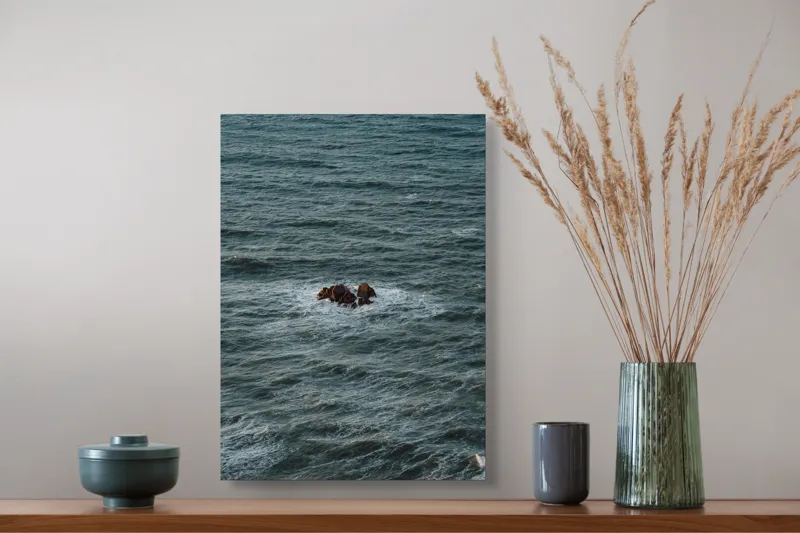 Tablou Canvas, "Singuratici stânci în marea agitată", Valuri, Rocă, Apă, Mare, Singurătate, Natură, Albastru, 39 x 54 cm – poza 3