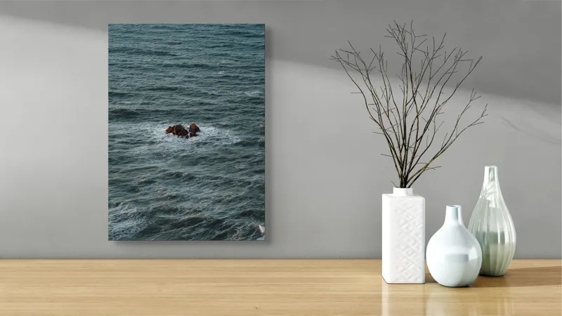 Tablou Canvas, "Singuratici stânci în marea agitată", Valuri, Rocă, Apă, Mare, Singurătate, Natură, Albastru, 39 x 54 cm – poza 4