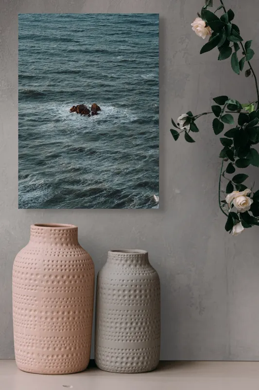 Tablou Canvas, "Singuratici stânci în marea agitată", Valuri, Rocă, Apă, Mare, Singurătate, Natură, Albastru, 39 x 54 cm – poza 6