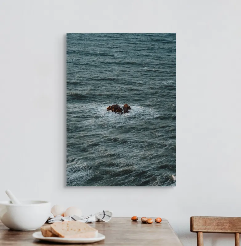 Tablou Canvas, "Singuratici stânci în marea agitată", Valuri, Rocă, Apă, Mare, Singurătate, Natură, Albastru, 50 x 70 cm – poza 3