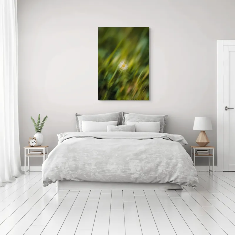 Tablou Canvas, "Margareta dansând în vântul verii", Floare, Singurătate, Verdeață, Estompare, Frumusețe, Natură, Seninătate, Simplitate, Culoare, Delicatețe, 70 x 100 cm – poza 3