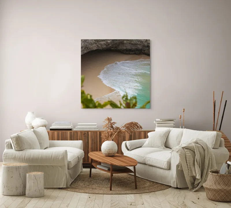 Tablou Canvas, "Valuri delicate pe plajă ascunsă", Plajă, Stânci, Nisip, Apă, Valuri, Vegetație, Natură, Relaxare, 100 x 100 cm – poza 3