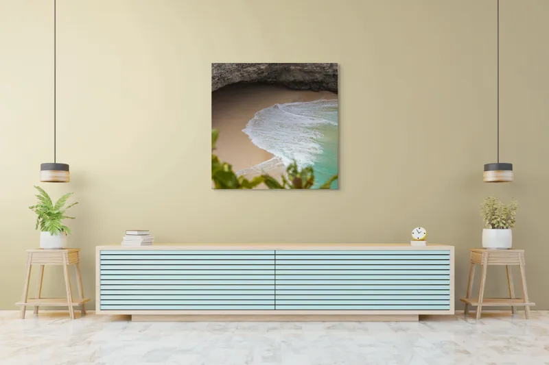 Tablou Canvas, "Valuri delicate pe plajă ascunsă", Plajă, Stânci, Nisip, Apă, Valuri, Vegetație, Natură, Relaxare, 100 x 100 cm – poza 5