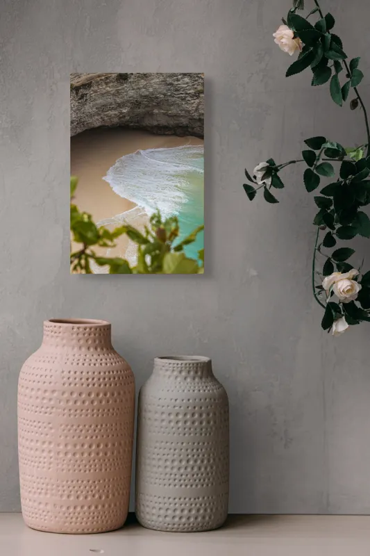 Tablou Canvas, "Valuri delicate pe plajă ascunsă", Plajă, Stânci, Nisip, Apă, Valuri, Vegetație, Natură, Relaxare, 26 x 39 cm – poza 6