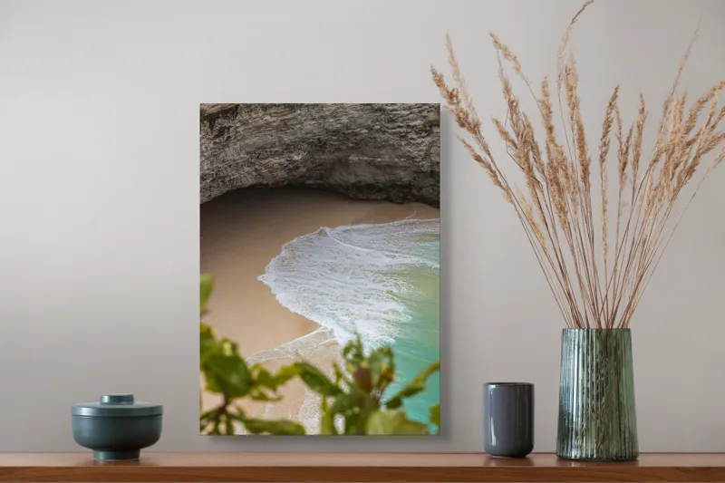 Tablou Canvas, "Valuri delicate pe plajă ascunsă", Plajă, Stânci, Nisip, Apă, Valuri, Vegetație, Natură, Relaxare, 39 x 54 cm – poza 3