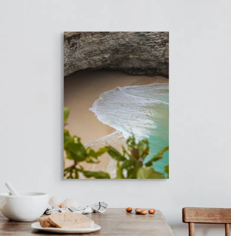 Tablou Canvas, "Valuri delicate pe plajă ascunsă", Plajă, Stânci, Nisip, Apă, Valuri, Vegetație, Natură, Relaxare, 50 x 70 cm – poza 3