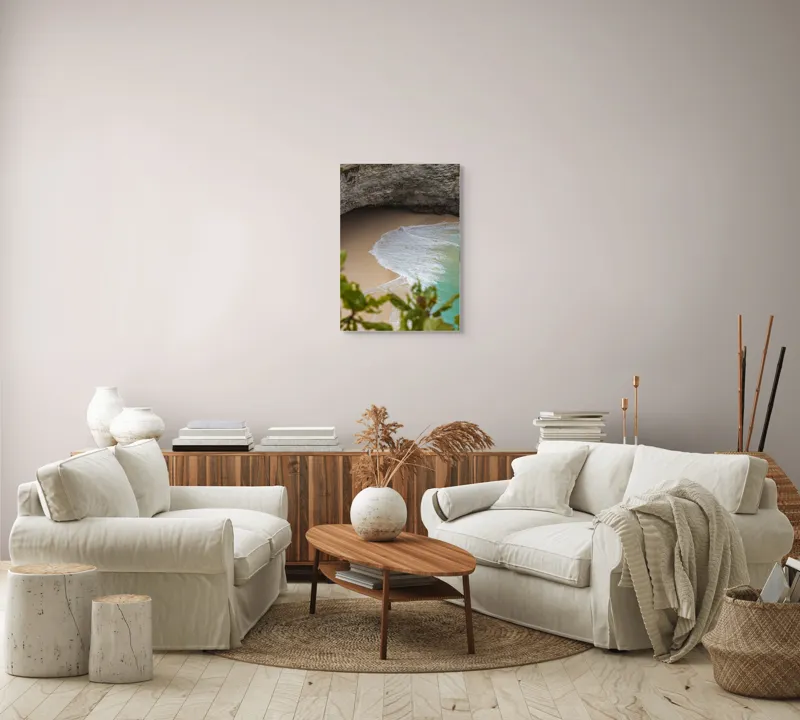 Tablou Canvas, "Valuri delicate pe plajă ascunsă", Plajă, Stânci, Nisip, Apă, Valuri, Vegetație, Natură, Relaxare, 50 x 70 cm – poza 4
