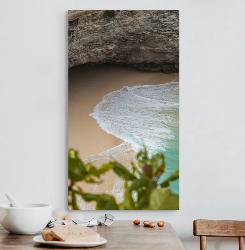 Tablou Canvas, "Valuri delicate pe plajă ascunsă", Plajă, Stânci, Nisip, Apă, Valuri, Vegetație, Natură, Relaxare, 50 x 90 cm – poza 3