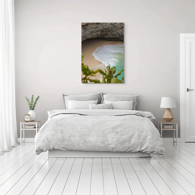 Tablou Canvas, "Valuri delicate pe plajă ascunsă", Plajă, Stânci, Nisip, Apă, Valuri, Vegetație, Natură, Relaxare, 70 x 100 cm – poza 3