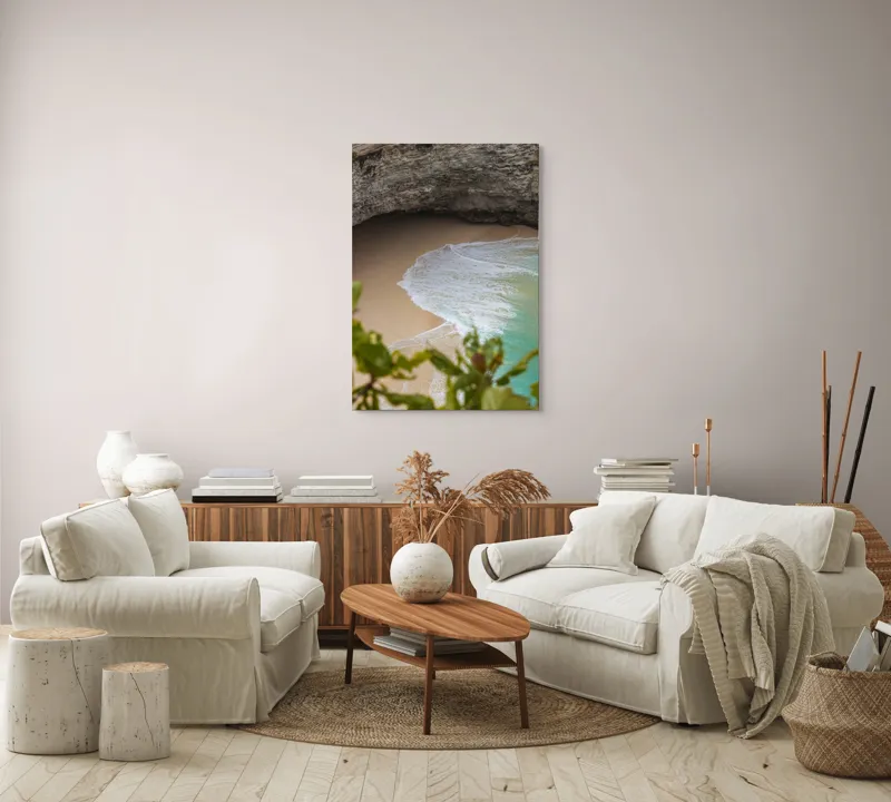 Tablou Canvas, "Valuri delicate pe plajă ascunsă", Plajă, Stânci, Nisip, Apă, Valuri, Vegetație, Natură, Relaxare, 70 x 100 cm – poza 4