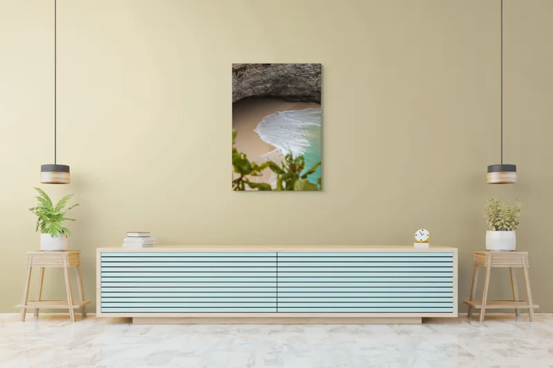 Tablou Canvas, "Valuri delicate pe plajă ascunsă", Plajă, Stânci, Nisip, Apă, Valuri, Vegetație, Natură, Relaxare, 70 x 100 cm – poza 5