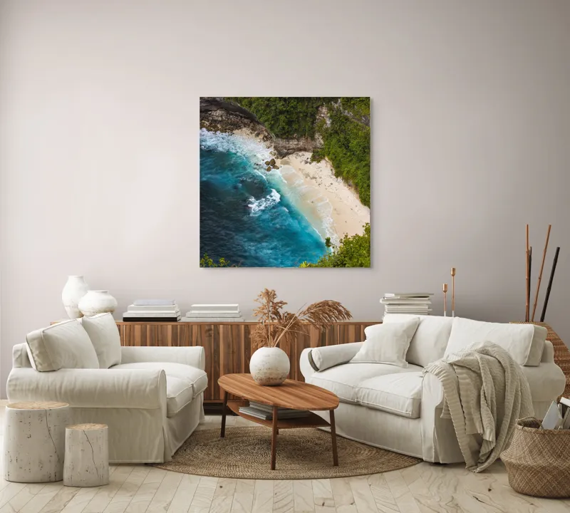 Tablou Canvas, "Tainica plajă ascunsă sub stânci", Valuri, Plajă, Apă, Albastru, Verde, Vegetație, Stânci, Nisip, Ocean., 100 x 100 cm – poza 3
