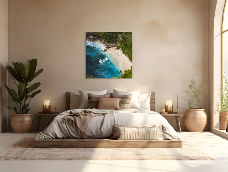 Tablou Canvas, "Tainica plajă ascunsă sub stânci", Valuri, Plajă, Apă, Albastru, Verde, Vegetație, Stânci, Nisip, Ocean., 100 x 100 cm – poza 4