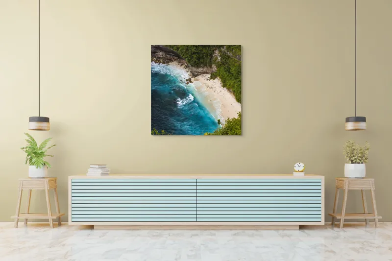 Tablou Canvas, "Tainica plajă ascunsă sub stânci", Valuri, Plajă, Apă, Albastru, Verde, Vegetație, Stânci, Nisip, Ocean., 100 x 100 cm – poza 5