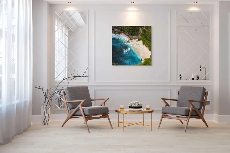 Tablou Canvas, "Tainica plajă ascunsă sub stânci", Valuri, Plajă, Apă, Albastru, Verde, Vegetație, Stânci, Nisip, Ocean., 100 x 100 cm – poza 7