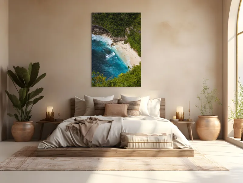 Tablou Canvas, "Tainica plajă ascunsă sub stânci", Valuri, Plajă, Apă, Albastru, Verde, Vegetație, Stânci, Nisip, Ocean., 100 x 150 cm – poza 3