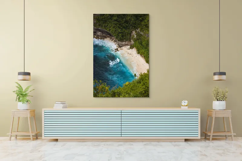 Tablou Canvas, "Tainica plajă ascunsă sub stânci", Valuri, Plajă, Apă, Albastru, Verde, Vegetație, Stânci, Nisip, Ocean., 100 x 150 cm – poza 4
