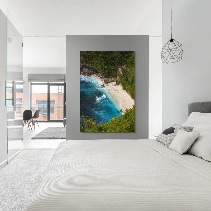 Tablou Canvas, "Tainica plajă ascunsă sub stânci", Valuri, Plajă, Apă, Albastru, Verde, Vegetație, Stânci, Nisip, Ocean., 100 x 150 cm – poza 5