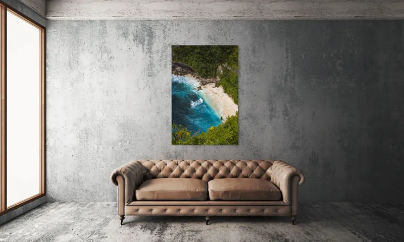 Tablou Canvas, "Tainica plajă ascunsă sub stânci", Valuri, Plajă, Apă, Albastru, Verde, Vegetație, Stânci, Nisip, Ocean., 100 x 150 cm – poza 6
