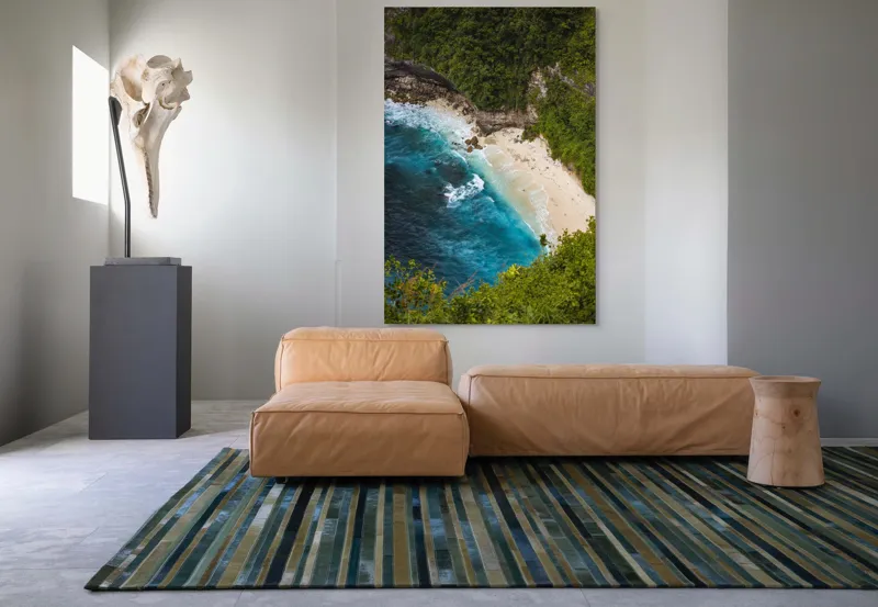 Tablou Canvas, "Tainica plajă ascunsă sub stânci", Valuri, Plajă, Apă, Albastru, Verde, Vegetație, Stânci, Nisip, Ocean., 100 x 150 cm – poza 7