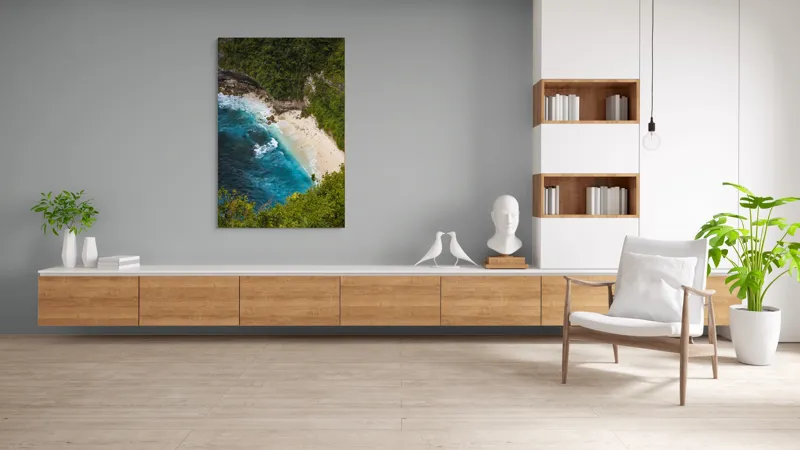 Tablou Canvas, "Tainica plajă ascunsă sub stânci", Valuri, Plajă, Apă, Albastru, Verde, Vegetație, Stânci, Nisip, Ocean., 100 x 150 cm – poza 8
