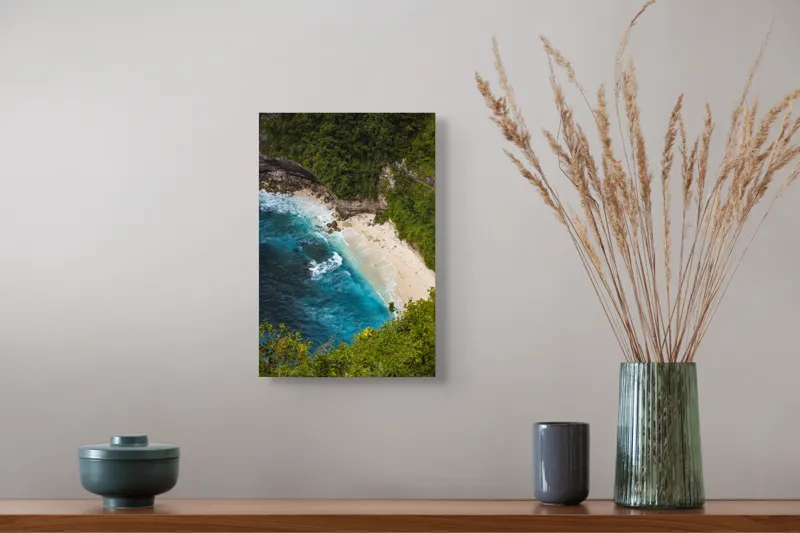 Tablou Canvas, "Tainica plajă ascunsă sub stânci", Valuri, Plajă, Apă, Albastru, Verde, Vegetație, Stânci, Nisip, Ocean., 26 x 39 cm – poza 5