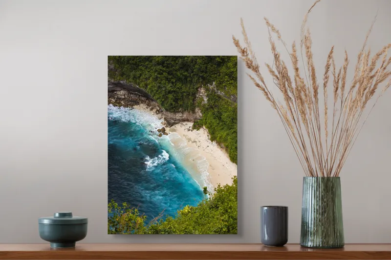 Tablou Canvas, "Tainica plajă ascunsă sub stânci", Valuri, Plajă, Apă, Albastru, Verde, Vegetație, Stânci, Nisip, Ocean., 39 x 54 cm – poza 3
