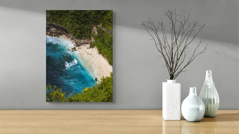 Tablou Canvas, "Tainica plajă ascunsă sub stânci", Valuri, Plajă, Apă, Albastru, Verde, Vegetație, Stânci, Nisip, Ocean., 39 x 54 cm – poza 4