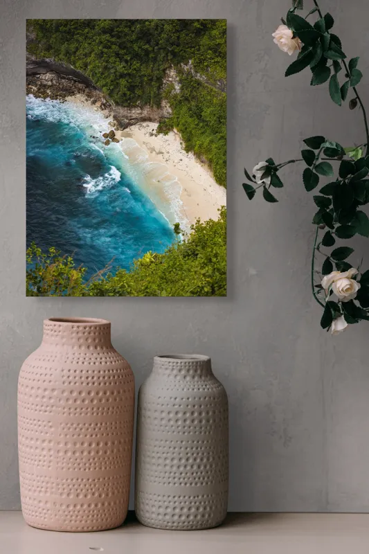 Tablou Canvas, "Tainica plajă ascunsă sub stânci", Valuri, Plajă, Apă, Albastru, Verde, Vegetație, Stânci, Nisip, Ocean., 39 x 54 cm – poza 6