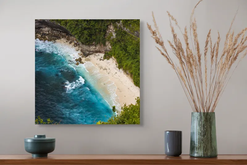 Tablou Canvas, "Tainica plajă ascunsă sub stânci", Valuri, Plajă, Apă, Albastru, Verde, Vegetație, Stânci, Nisip, Ocean., 50 x 50 cm – poza 4