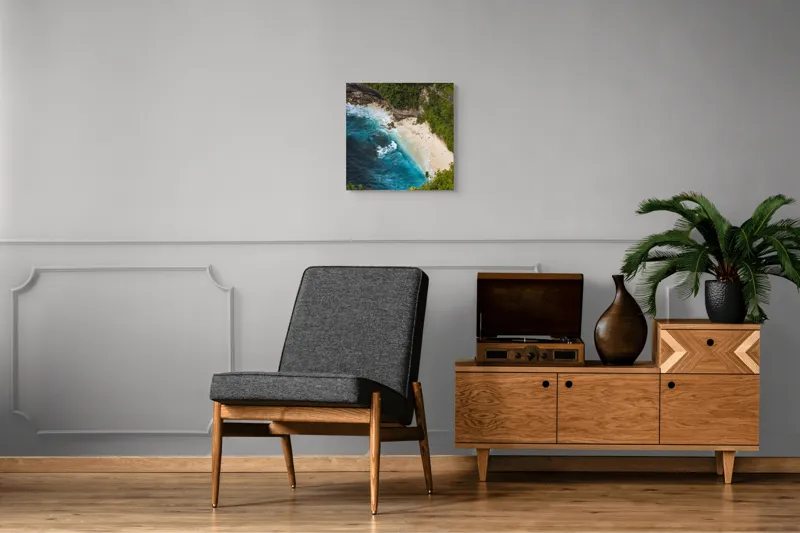 Tablou Canvas, "Tainica plajă ascunsă sub stânci", Valuri, Plajă, Apă, Albastru, Verde, Vegetație, Stânci, Nisip, Ocean., 50 x 50 cm – poza 6