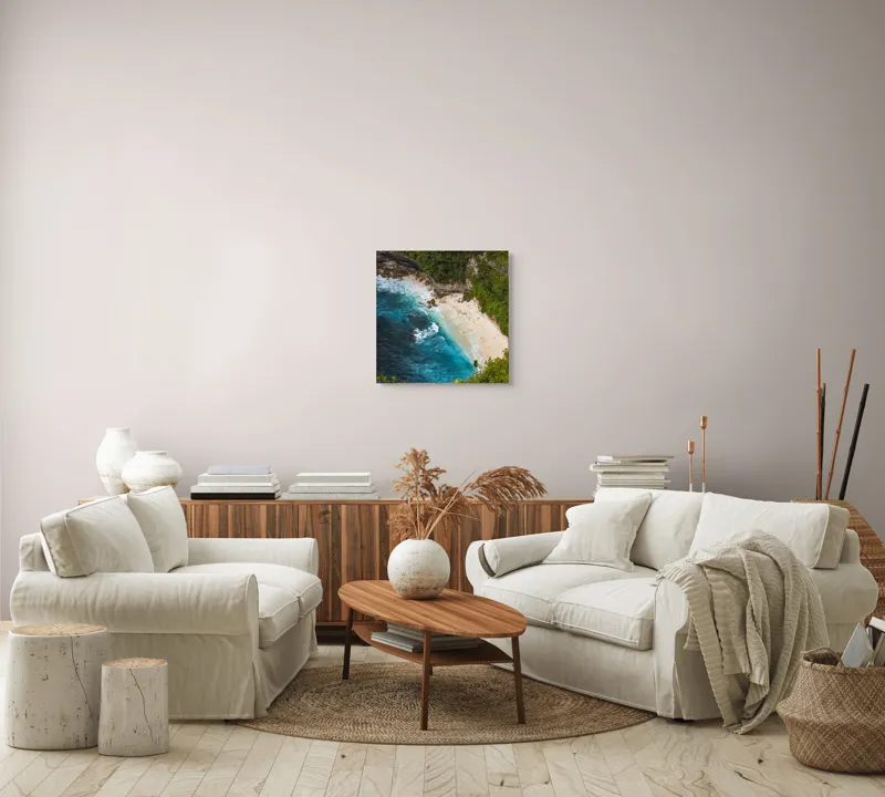 Tablou Canvas, "Tainica plajă ascunsă sub stânci", Valuri, Plajă, Apă, Albastru, Verde, Vegetație, Stânci, Nisip, Ocean., 50 x 50 cm – poza 7