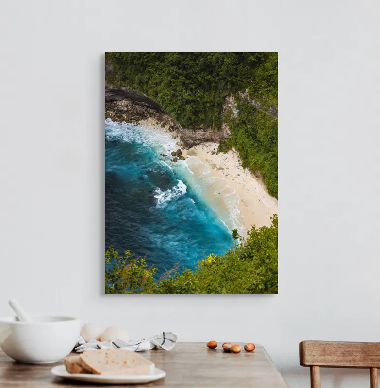 Tablou Canvas, "Tainica plajă ascunsă sub stânci", Valuri, Plajă, Apă, Albastru, Verde, Vegetație, Stânci, Nisip, Ocean., 50 x 70 cm – poza 3