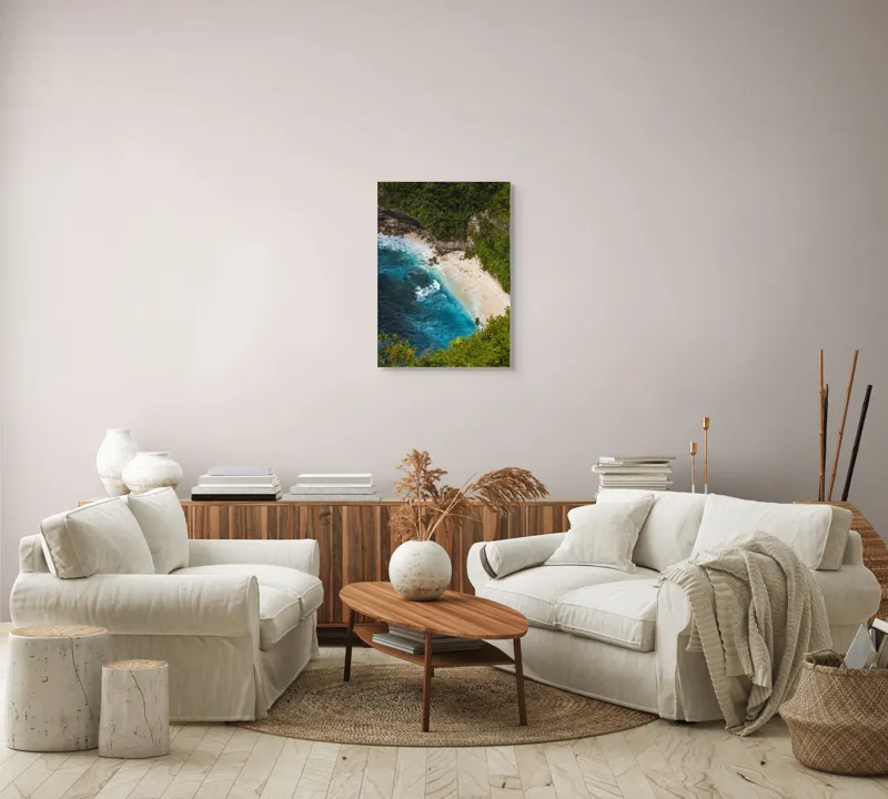 Tablou Canvas, "Tainica plajă ascunsă sub stânci", Valuri, Plajă, Apă, Albastru, Verde, Vegetație, Stânci, Nisip, Ocean., 50 x 70 cm – poza 4
