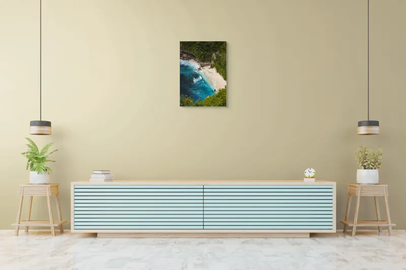 Tablou Canvas, "Tainica plajă ascunsă sub stânci", Valuri, Plajă, Apă, Albastru, Verde, Vegetație, Stânci, Nisip, Ocean., 50 x 70 cm – poza 6