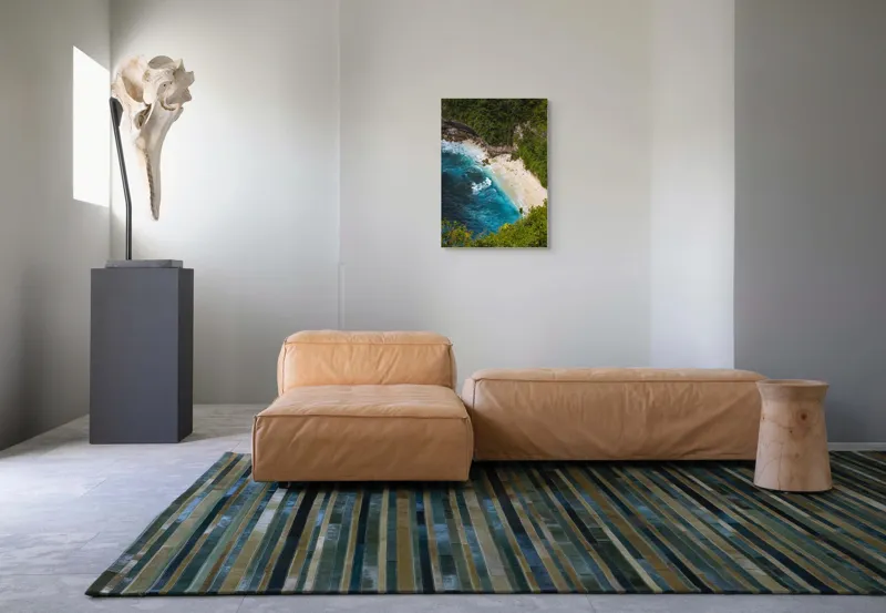 Tablou Canvas, "Tainica plajă ascunsă sub stânci", Valuri, Plajă, Apă, Albastru, Verde, Vegetație, Stânci, Nisip, Ocean., 50 x 70 cm – poza 7