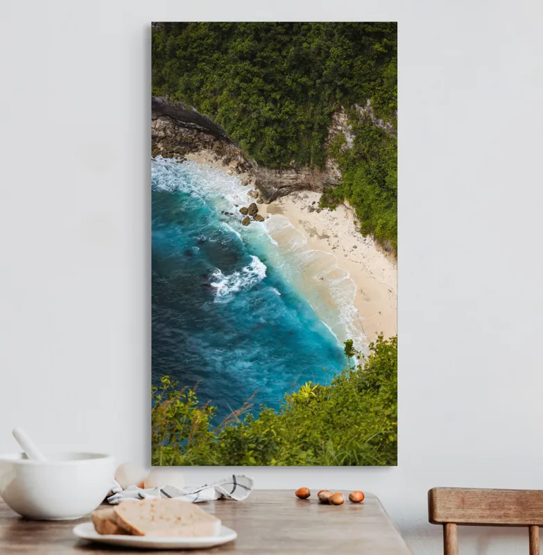 Tablou Canvas, "Tainica plajă ascunsă sub stânci", Valuri, Plajă, Apă, Albastru, Verde, Vegetație, Stânci, Nisip, Ocean., 50 x 90 cm – poza 3